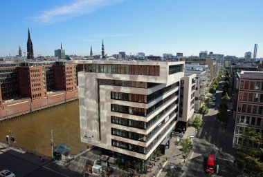 Hamburg, Almanya - 15 Mayıs 2019: Hamburg Limanı yakınlarındaki Hafencity'de yeni modern binalar. Almanya