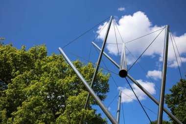 Hamburg, Almanya - 15 Mayıs 2019: Hamburg'daki Public Park Planten un Blomen'de Heykel. Almanya