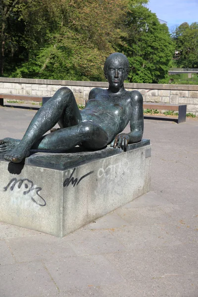 ドイツ ハンブルク 2019年5月15日 1977年に作られたエドガー オーギュスティンの彫刻ダイ リエーゲンデ リクライニングフィギュア ハンブルクのステファン広場に位置しています — ストック写真