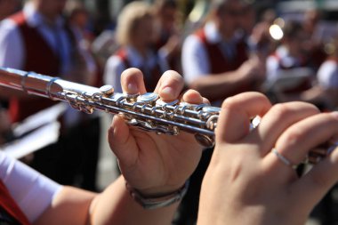 Alman flüt oyuncusu Almanya'da bir açık hava konserinde