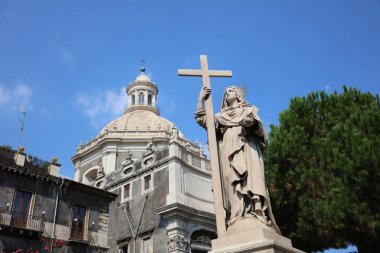 Catania Badia di Sant'Agata Kilisesi önünde Heykel. Sicilya. İtalya