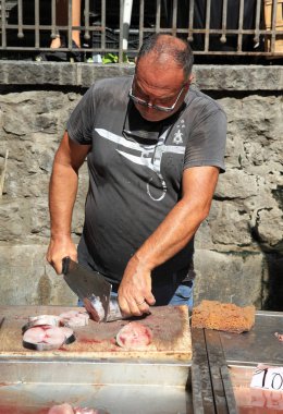 Catania, İtalya 29 Ağustos 2017: Catania'daki ünlü Balık Pazarında Kimliği Belirsiz Adam. Sicilya. İtalya
