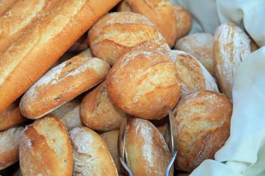 Alman Çörekleri ve Bageti Sepette