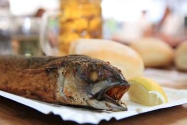 Barbekü Partisi'nde Stick'te Taze Uskumru. Almanya