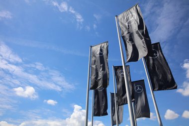 Stuttgart, Almanya 31 Mayıs 2019: Mercedes-Benz Bayraklar Stuttgart Mercedes-Benz Müzesi önünde. Bu Bad Cannstatt ve Mercedes Benz Welt bir parçası bulunmaktadır. Almanya. Avrupa