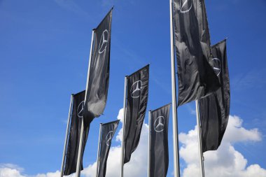 Stuttgart, Almanya 31 Mayıs 2019: Mercedes-Benz Bayraklar Stuttgart Mercedes-Benz Müzesi önünde. Bu Bad Cannstatt ve Mercedes Benz Welt bir parçası bulunmaktadır. Almanya. Avrupa