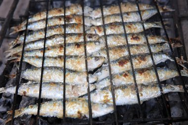 Taze ham Sardalya kömür Izgara hazırlanan. Portekiz