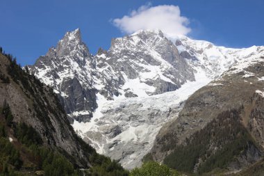 Courmayeur bulutlar ile Mont Blanc Zirvesi. İtalya