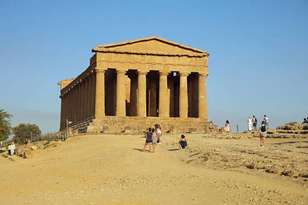 Agrigento Italy August 2017 Unidentified People Front Temple Concord Valley — Stock Photo, Image