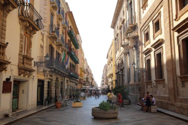 Trapani, İtalya 30 Ağustos 2017: Sicilya'daki eski Trapani kasabasında kimliği belirsiz kişiler. İtalya