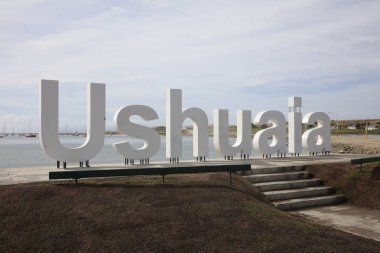 Ushuaia, Arjantin 03 Kasım 2018: Ushuaia dünyanın en güney kasabasında Waterfront tabelaya. Arjantin