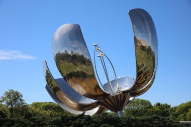 Buenos Aires, Arjantin - 4 Kasım 2018: Buenos Aires Floralis Generica. Onun bir metal heykel Birleşmiş Milletler Park, açar ve kapatır, petal alan güneş ışınları. Bu Recoleta mahallede yer almaktadır.