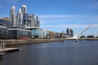 Buenos Aires, Arjantin - 4 Kasım 2018: Puerto Madero Mahallesi'ndeki Kadınlar Köprüsü (Puente de la mujer).. Onun Steakhouses ve Gökdelenler ile ticari bir Bölge. Buenos Aires'te. Arjantin