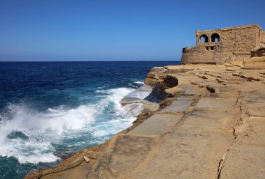 Xwejni Körfezi 'nde tuzluk. Gozo. Malta