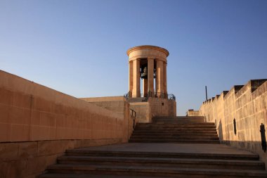 Valletta 'daki Christopher Bastion' da Kuşatma Çanı Anıtı. Malta