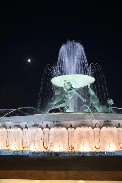 瓦莱塔 马耳他 2019年8月12日 瓦莱塔夜景的特里顿喷泉雕塑 马耳他 — 图库照片