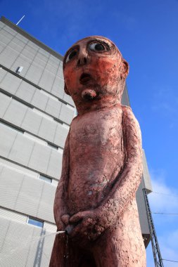 Helsinki, Finlandiya - Ekim 05, 2019: Helsinki 'de Tommi Toija tarafından tasarlanan Kötü Çocuk adlı idrar heykeli. Finlandiya