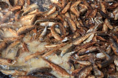 Market Meydanı 'nda bulunan Baltık Ringa Ringa Pazarı adlı geleneksel Helsinki Deniz Ürünleri Pazarı. Finlandiya