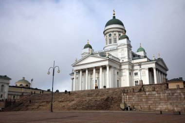 Helsinki, Finlandiya - Ekim 04, 2019: Şehir merkezindeki Helsinki Katedrali 'nde turistler. Helsinki. Finlandiya