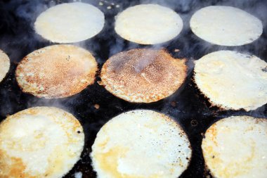 Market Meydanı 'nda bulunan Baltık Ringa Ringa Pazarı adlı geleneksel Helsinki Deniz Ürünleri Pazarı. Finlandiya