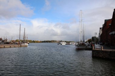 Helsinki, Finlandiya - Ekim 04, 2019: Helsinki Limanı 'nda tekneler. Finlandiya