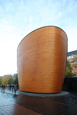 Helsinki, Finlandiya - Ekim 04, 2019: Finlandiya 'nın başkenti Helsinki' deki Ahşap Sessizlik Şapeli (Kamppi Şapeli). Kampi 'de ticari alanda yer alıyor.