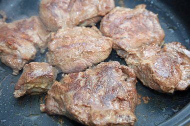 Taze et yanakları pişiriyorum. 