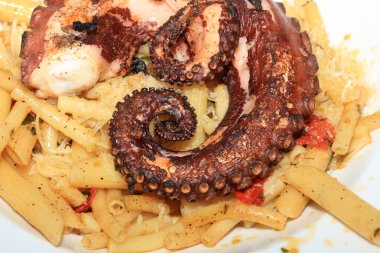 Bir Tabak ta haşlanmış Ahtapot ile İtalyan Makarna