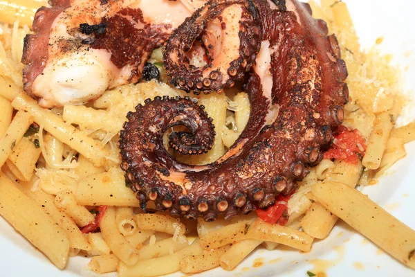 Pasta Italiana Con Pulpo Hervido Una Placa — Foto de Stock