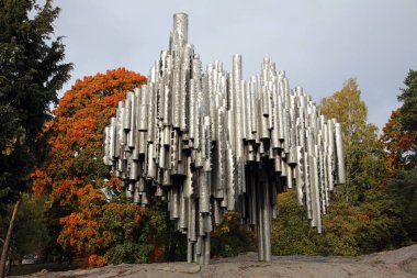 Helsinki, Finlandiya - 07 Ekim 2019: Sibelius Park 'taki Sibelius Anıtı. Fin besteci Jean Sibelius 'un anıtı olup Eila Hiltunen tarafından tasarlanmış ve 1967 yılında hizmete açılmıştır. Helsinki. Finlandiya