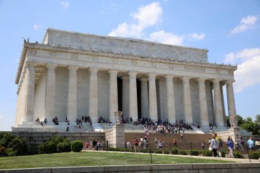 Washington DC, ABD 02 Mayıs 2019: Washington DC şehir merkezindeki Abraham Lincoln Memorial 'ı ziyaret edenler. Burası popüler bir turizm merkezi olmasının yanı sıra Martin Luther King Jr. 'ın 