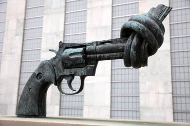 New York, ABD 30 Nisan 2019: Birleşmiş Milletler Genel Merkezi 'nde Şiddet Karşıtlığı Heykeli (The Knotted Gun). 1988 'de Lüksemburg' un bir hediyesiydi. ABD