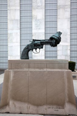 New York, ABD 30 Nisan 2019: Birleşmiş Milletler Genel Merkezi 'nde Şiddet Karşıtlığı Heykeli (The Knotted Gun). 1988 'de Lüksemburg' un bir hediyesiydi. ABD