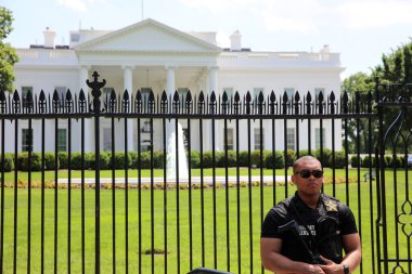Washington DC, ABD - 02 Mayıs 2019: Beyaz Saray önünde evsiz adam. Washington DC mi? ABD