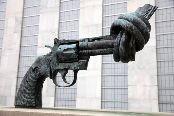 New York City Usa April 2019 Skulptur Der Gewaltlosigkeit Knotted — Stockfoto