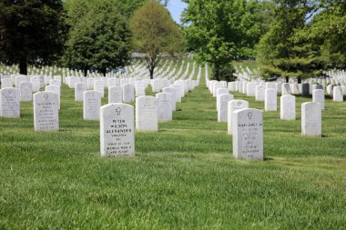 Arlington, VA, ABD - 02 Mayıs 2019: Arlington Ulusal Mezarlığı 'ndaki Tombstone' lar. Virginia mı? ABD