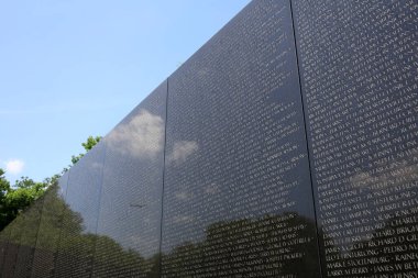 Washington DC, ABD - 2 Mayıs 2019: Washington DC 'de Vietnam Savaşı Gazileri Anıtı' ndaki kayıpların isimleri. İsimler tarih sırasına göre 1959 'daki ilk kayıptan 1975' teki son kayıplara kadar. ABD