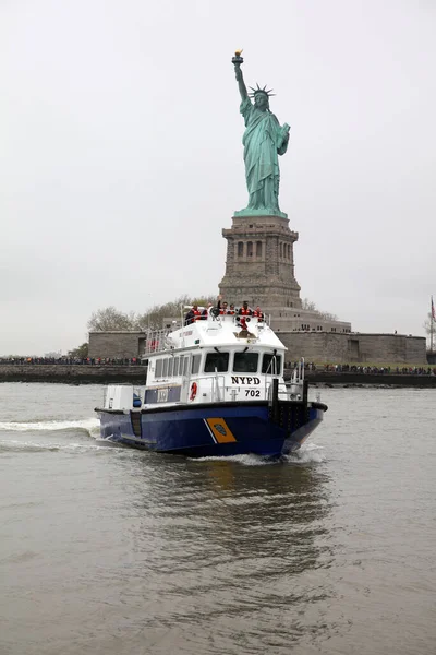 Nova Iorque Eua Abril 2019 Nypd Patrolling Boat Frente Estátua — Fotografia de Stock