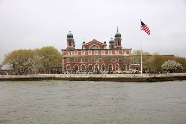 New York, ABD - 30 Nisan 2019: New York Körfezi 'nin yukarısındaki Ellis Adası. ABD