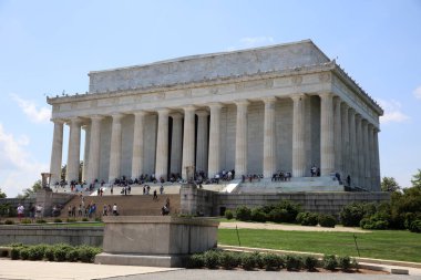Washington DC, ABD 02 Mayıs 2019: Washington DC şehir merkezindeki Abraham Lincoln Memorial 'ı ziyaret edenler. ABD