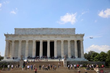 Washington DC, ABD 02 Mayıs 2019: Washington DC şehir merkezindeki Abraham Lincoln Memorial 'ı ziyaret edenler. ABD