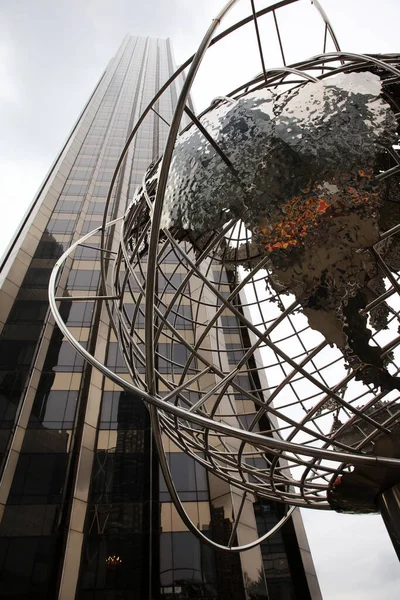Nova York Eua Maio 2019 Globe Sculpture Frente Trump International — Fotografia de Stock