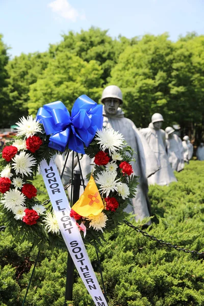 Washington Usa May 2019 Flower Bouquet Vietnam Veterans Memorial Washington — Stock Photo, Image