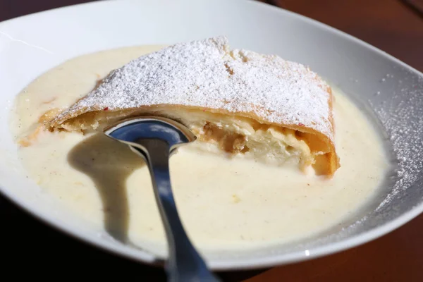 Strudel Com Quark Chamado Topfenstrudel Com Molho Baunilha Especialidade Alemanha — Fotografia de Stock