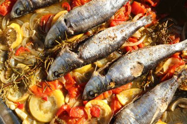 Sebzeli taze sardalyalar.