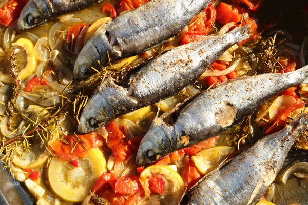 Sardines Fraîches Avec Légumes Dans Une Assiette — Photo