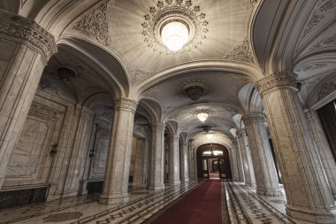 Romanya Parlamento Sarayı koridorda