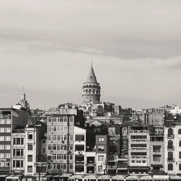 Galata Kulesi İstanbul Boğazı üzerinden