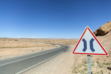 Yolun her iki işareti Fas daraltır