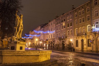 Noel dekorasyonu ile gece Rynok Meydanı